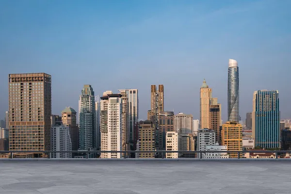 Panoramik Bangkok gökyüzü manzarası, çatıda beton gözlemevi güvertesi, gün batımı. Lüks Asyalı şirket ve yaşam tarzı. Şehir merkezinde finans şehri, gayrimenkul. Ürün ekran modeli boş çatı