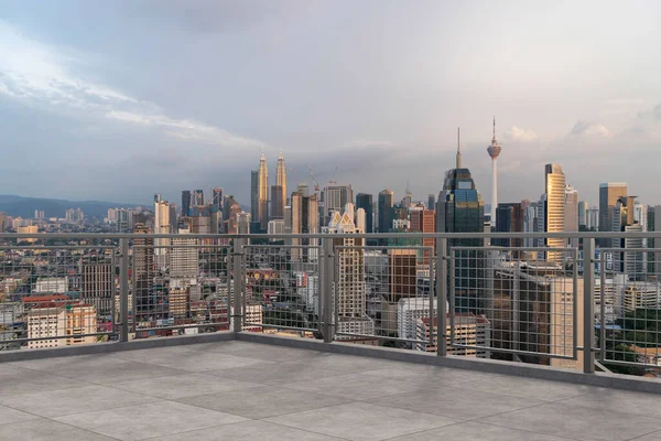 Vista panorámica del horizonte de Kuala Lumpur, terraza del observatorio de hormigón en la azotea, puesta de sol. Asiático estilo de vida corporativo y residencial. Ciudad financiera en el centro, bienes raíces. Exhibición del producto techo vacío mockup — Foto de Stock