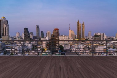 Panoramik Bangkok gökyüzü manzarası, çatıda ahşap gözlemevi güvertesi, günbatımı. Lüks Asyalı şirket ve yaşam tarzı. Şehir merkezinde finans şehri, gayrimenkul. Ürün ekran modeli boş çatı