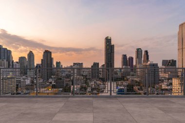 Panoramik Bangkok gökyüzü manzarası, çatıda beton gözlemevi güvertesi, gün batımı. Lüks Asyalı şirket ve yaşam tarzı. Şehir merkezinde finans şehri, gayrimenkul. Ürün ekran modeli boş çatı