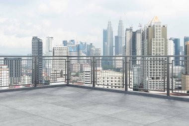 Panoramik Kuala Lumpur gökyüzü manzarası, çatıda beton gözlemevi güvertesi, gündüz. Asyalı şirket ve yaşam tarzı. Şehir merkezinde finans şehri, gayrimenkul. Ürün ekran modeli boş çatı