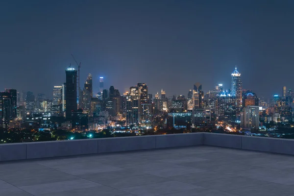 Vista panorámica del horizonte de Bangkok, terraza del observatorio de hormigón en la azotea, durante la noche. Asiático estilo de vida corporativo y residencial. Ciudad financiera en el centro, bienes raíces. Exhibición del producto techo vacío mockup — Foto de Stock