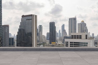 Panoramik Bangkok gökyüzü manzarası, çatıda beton gözlemevi güvertesi, gündüz. Lüks Asyalı şirket ve yaşam tarzı. Şehir merkezinde finans şehri, gayrimenkul. Ürün ekran modeli boş çatı
