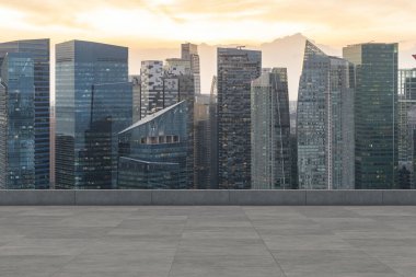 Panoramik Singapur gökyüzü manzarası, çatıda beton gözlemevi güvertesi, günbatımı. Asyalı şirket ve yaşam tarzı. Şehir merkezinde finans şehri, gayrimenkul. Ürün ekran modeli boş çatı
