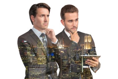 Takım elbiseli iki yakışıklı iş adamı, tablet aleti kullanıyorlar ve düşünceli davranıyorlar. Asya kurumsal yaşam tarzı, çeşitli genç profesyonellerin iletişimi. Singapur 'un gece manzarası. Çift pozlama