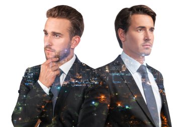 Takım elbiseli iki yakışıklı iş adamı, el pençe divan. Asya kurumsal yaşam tarzı, çok uluslu genç profesyoneller. Gece Bangkok şehri manzarası. Çift pozlama