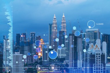 Borsa grafiği hologramı, Kuala Lumpur 'un gece manzarası. KL, Malezya, Asya 'da mali eğitim almak için popüler bir yerdir. Uluslararası araştırma kavramı. Çift pozlama.