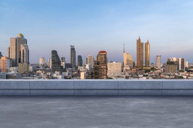 Panoramik Bangkok gökyüzü manzarası, çatıda beton gözlemevi güvertesi, gün batımı. Lüks Asyalı şirket ve yaşam tarzı. Şehir merkezinde finans şehri, gayrimenkul. Ürün ekran modeli boş çatı
