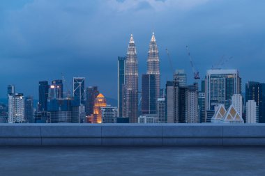 Panoramik Kuala Lumpur gökyüzü manzarası, çatıda beton gözlemevi güvertesi, gece. Asyalı şirket ve yaşam tarzı. Şehir merkezinde finans şehri, gayrimenkul. Ürün ekran modeli boş çatı