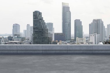 Panoramik Bangkok gökyüzü manzarası, çatıda beton gözlemevi güvertesi, gündüz. Lüks Asyalı şirket ve yaşam tarzı. Şehir merkezinde finans şehri, gayrimenkul. Ürün ekran modeli boş çatı