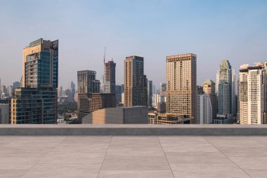 Panoramik Bangkok gökyüzü manzarası, çatıda beton gözlemevi güvertesi, gün batımı. Lüks Asyalı şirket ve yaşam tarzı. Şehir merkezinde finans şehri, gayrimenkul. Ürün ekran modeli boş çatı