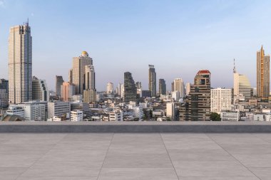 Panoramik Bangkok gökyüzü manzarası, çatıda beton gözlemevi güvertesi, gündüz. Lüks Asyalı şirket ve yaşam tarzı. Şehir merkezinde finans şehri, gayrimenkul. Ürün ekran modeli boş çatı
