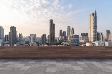 Panoramik Bangkok gökyüzü manzarası, çatıda beton gözlemevi güvertesi, gün batımı. Lüks Asyalı şirket ve yaşam tarzı. Şehir merkezinde finans şehri, gayrimenkul. Ürün ekran modeli boş çatı