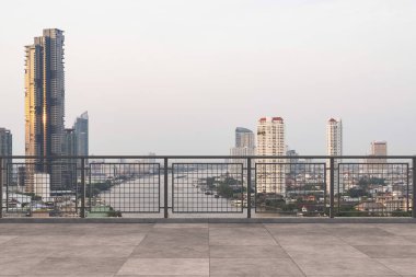 Panoramik Bangkok gökyüzü manzarası, çatıda beton gözlemevi güvertesi, gündüz. Lüks Asyalı şirket ve yaşam tarzı. Şehir merkezinde finans şehri, gayrimenkul. Ürün ekran modeli boş çatı
