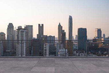 Panoramik Bangkok gökyüzü manzarası, çatıda beton gözlemevi güvertesi, gün batımı. Lüks Asyalı şirket ve yaşam tarzı. Şehir merkezinde finans şehri, gayrimenkul. Ürün ekran modeli boş çatı