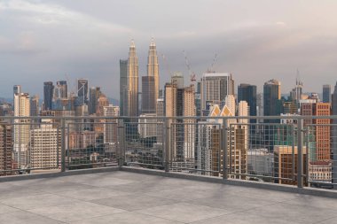 Panoramik Kuala Lumpur gökyüzü manzarası, çatıda beton gözlemevi güvertesi, gün batımı. Asyalı şirket ve yaşam tarzı. Şehir merkezinde finans şehri, gayrimenkul. Ürün ekran modeli boş çatı