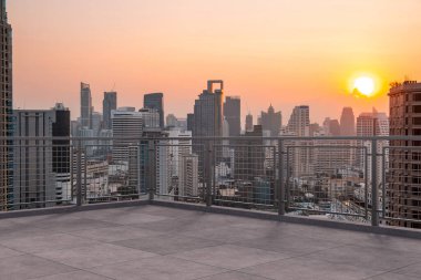 Panoramik Bangkok gökyüzü manzarası, çatıda beton gözlemevi güvertesi, gün batımı. Lüks Asyalı şirket ve yaşam tarzı. Şehir merkezinde finans şehri, gayrimenkul. Ürün ekran modeli boş çatı