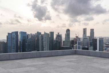 Panoramik Singapur gökyüzü manzarası, çatıda beton gözlemevi güvertesi, günbatımı. Asyalı şirket ve yaşam tarzı. Şehir merkezinde finans şehri, gayrimenkul. Ürün ekran modeli boş çatı