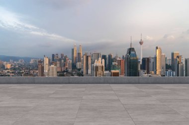 Panoramik Kuala Lumpur gökyüzü manzarası, çatıda beton gözlemevi güvertesi, gün batımı. Asyalı şirket ve yaşam tarzı. Şehir merkezinde finans şehri, gayrimenkul. Ürün ekran modeli boş çatı