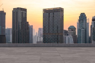 Panoramik Bangkok gökyüzü manzarası, çatıda beton gözlemevi güvertesi, gün batımı. Lüks Asyalı şirket ve yaşam tarzı. Şehir merkezinde finans şehri, gayrimenkul. Ürün ekran modeli boş çatı