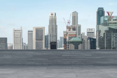 Panoramik Singapur gökyüzü manzarası, çatıda beton gözlemevi güvertesi, gündüz. Asyalı şirket ve yaşam tarzı. Şehir merkezinde finans şehri, gayrimenkul. Ürün ekran modeli boş çatı