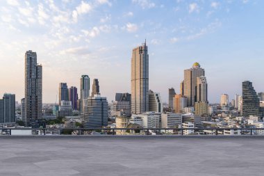 Panoramik Bangkok gökyüzü manzarası, çatıda beton gözlemevi güvertesi, gün batımı. Lüks Asyalı şirket ve yaşam tarzı. Şehir merkezinde finans şehri, gayrimenkul. Ürün ekran modeli boş çatı
