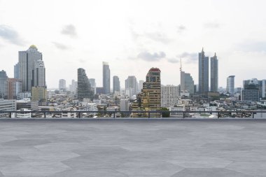 Panoramik Bangkok gökyüzü manzarası, çatıda beton gözlemevi güvertesi, gündüz. Lüks Asyalı şirket ve yaşam tarzı. Şehir merkezinde finans şehri, gayrimenkul. Ürün ekran modeli boş çatı