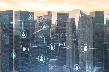 Singapur, Güneydoğu Asya 'nın günbatımı panoramik şehri üzerine sosyal medya simgelerinin hologramı. Uluslararası danışmanlık sektöründe insan ilişkileri ve kariyer fırsatları kavramı. Çoklu pozlama.