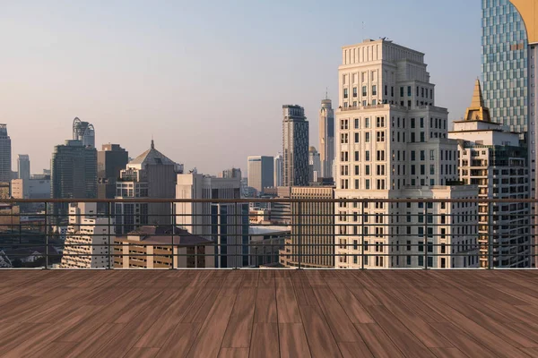 Panoramic Bangkok skyline view, wooden observatory deck on rooftop, sunset. Luxury Asian corporate and residential lifestyle. Financial city downtown, real estate. Product display mockup empty roof — Stock Photo, Image