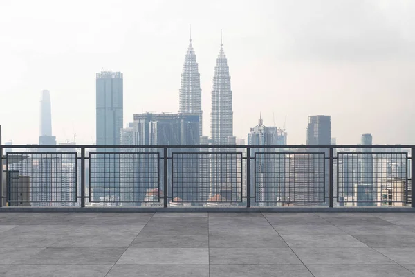 Vista panorámica del horizonte de Kuala Lumpur, terraza del observatorio de hormigón en la azotea, durante el día. Asiático estilo de vida corporativo y residencial. Ciudad financiera en el centro, bienes raíces. Exhibición del producto techo vacío mockup —  Fotos de Stock