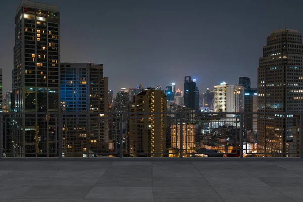Panoramatický výhled na panorama Bangkoku, betonová observatoř na střeše, noční doba. Asijský firemní a rezidenční životní styl. Finanční město v centru, nemovitosti. Zobrazení výrobku maketa prázdná střecha — Stock fotografie