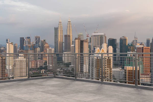 Vista panorámica del horizonte de Kuala Lumpur, terraza del observatorio de hormigón en la azotea, puesta de sol. Asiático estilo de vida corporativo y residencial. Ciudad financiera en el centro, bienes raíces. Exhibición del producto techo vacío mockup — Foto de Stock