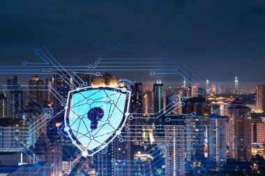 Parlak asma kilit hologramı, Kuala Lumpur, Malezya, Asya 'nın gece panoramik şehir manzarası. KL şirketlerini korumak için siber güvenlik kalkanları konsepti. Çift pozlama.