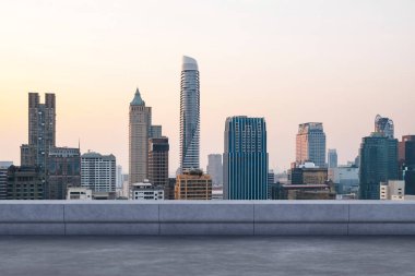 Panoramik Bangkok gökyüzü manzarası, çatıda beton gözlemevi güvertesi, gün batımı. Lüks Asyalı şirket ve yaşam tarzı. Şehir merkezinde finans şehri, gayrimenkul. Ürün ekran modeli boş çatı