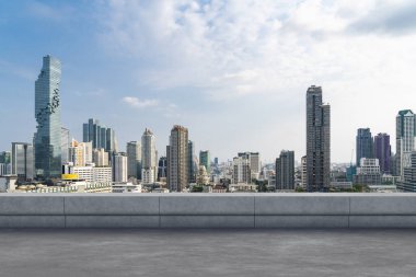 Panoramik Bangkok gökyüzü manzarası, çatıda beton gözlemevi güvertesi, gündüz. Lüks Asyalı şirket ve yaşam tarzı. Şehir merkezinde finans şehri, gayrimenkul. Ürün ekran modeli boş çatı