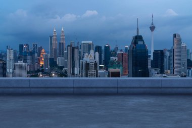 Panoramik Kuala Lumpur gökyüzü manzarası, çatıda beton gözlemevi güvertesi, gece. Asyalı şirket ve yaşam tarzı. Şehir merkezinde finans şehri, gayrimenkul. Ürün ekran modeli boş çatı