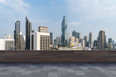 Panoramik Bangkok gökyüzü manzarası, çatıda beton gözlemevi güvertesi, gündüz. Lüks Asyalı şirket ve yaşam tarzı. Şehir merkezinde finans şehri, gayrimenkul. Ürün ekran modeli boş çatı