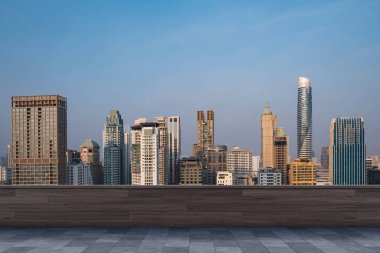 Panoramik Bangkok gökyüzü manzarası, çatıda beton gözlemevi güvertesi, gün batımı. Lüks Asyalı şirket ve yaşam tarzı. Şehir merkezinde finans şehri, gayrimenkul. Ürün ekran modeli boş çatı