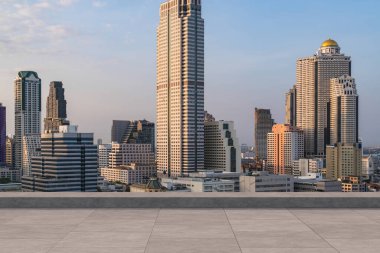 Panoramik Bangkok gökyüzü manzarası, çatıda beton gözlemevi güvertesi, gün batımı. Lüks Asyalı şirket ve yaşam tarzı. Şehir merkezinde finans şehri, gayrimenkul. Ürün ekran modeli boş çatı