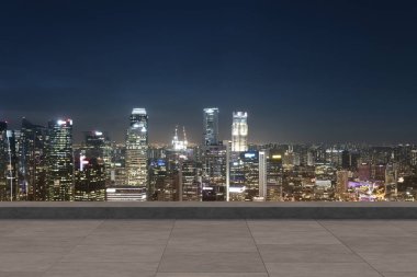 Panoramik Singapur gökyüzü manzarası, çatıda beton gözlemevi güvertesi, gece vakti. Asyalı şirket ve yaşam tarzı. Şehir merkezinde finans şehri, gayrimenkul. Ürün ekran modeli boş çatı