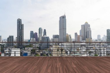 Panoramik Bangkok gökyüzü manzarası, çatıdaki ahşap gözlemevi güvertesi, gündüz. Lüks Asyalı şirket ve yaşam tarzı. Şehir merkezinde finans şehri, gayrimenkul. Ürün ekran modeli boş çatı