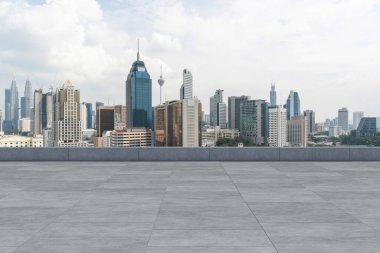 Panoramik Kuala Lumpur gökyüzü manzarası, çatıda beton gözlemevi güvertesi, gündüz. Asyalı şirket ve yaşam tarzı. Şehir merkezinde finans şehri, gayrimenkul. Ürün ekran modeli boş çatı