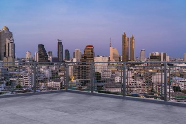 Panoramik Bangkok gökyüzü manzarası, çatıda beton gözlemevi güvertesi, gün batımı. Lüks Asyalı şirket ve yaşam tarzı. Şehir merkezinde finans şehri, gayrimenkul. Ürün ekran modeli boş çatı