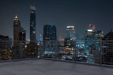 Panoramik Bangkok gökyüzü manzarası, çatıda beton gözlemevi güvertesi, gece vakti. Asyalı şirket ve yaşam tarzı. Şehir merkezinde finans şehri, gayrimenkul. Ürün ekran modeli boş çatı