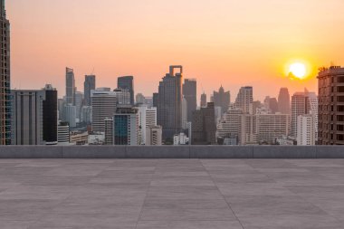Panoramik Bangkok gökyüzü manzarası, çatıda beton gözlemevi güvertesi, gün batımı. Lüks Asyalı şirket ve yaşam tarzı. Şehir merkezinde finans şehri, gayrimenkul. Ürün ekran modeli boş çatı