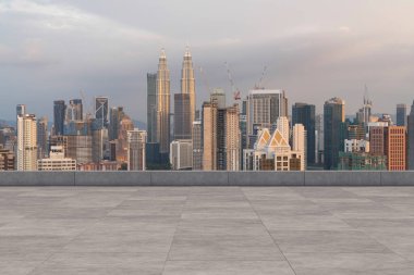 Panoramik Kuala Lumpur gökyüzü manzarası, çatıda beton gözlemevi güvertesi, gün batımı. Asyalı şirket ve yaşam tarzı. Şehir merkezinde finans şehri, gayrimenkul. Ürün ekran modeli boş çatı