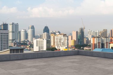 Panoramik Kuala Lumpur gökyüzü manzarası, çatıda beton gözlemevi güvertesi, gündüz. Asyalı şirket ve yaşam tarzı. Şehir merkezinde finans şehri, gayrimenkul. Ürün ekran modeli boş çatı