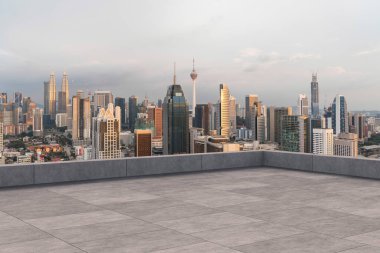 Panoramik Kuala Lumpur gökyüzü manzarası, çatıda beton gözlemevi güvertesi, gün batımı. Asyalı şirket ve yaşam tarzı. Şehir merkezinde finans şehri, gayrimenkul. Ürün ekran modeli boş çatı