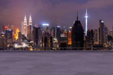 Panoramik Kuala Lumpur gökyüzü manzarası, çatıda beton gözlemevi güvertesi, gece. Asyalı şirket ve yaşam tarzı. Şehir merkezinde finans şehri, gayrimenkul. Ürün ekran modeli boş çatı