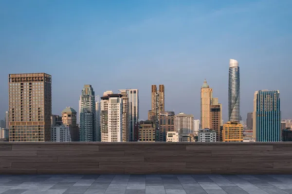 Panoramic Bangkok skyline view, concrete observatory deck on rooftop, sunset. Luxury Asian corporate and residential lifestyle. Financial city downtown, real estate. Product display mockup empty roof — Stock Photo, Image